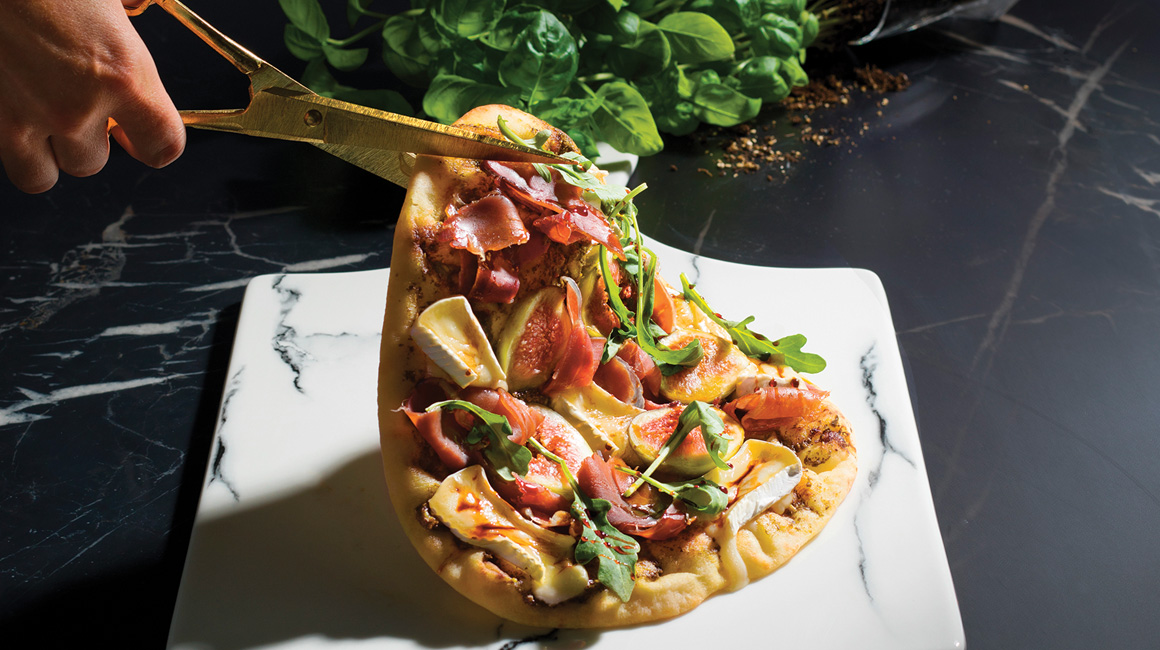 Naan pizza with L'Extra Brie cheese, figs 
