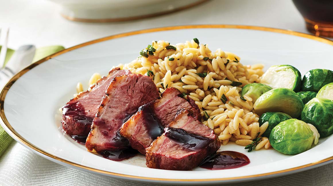 Poitrines de canard, sauce au vin rouge et aux abricots et orzo aux fines herbes