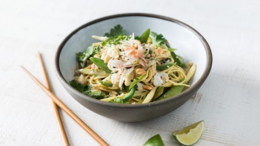 Pâtes fraîches au homard, aux haricots et aux pois mange-tout, sauce coco-sésame