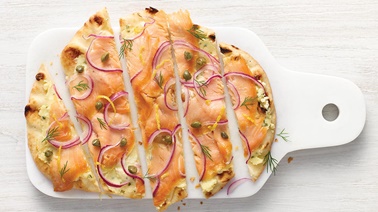 Pizza au saumon fumé sur pain naan