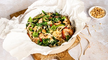 Pad thai de crevettes en papillote avec arachides