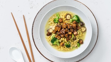 Ramen de tofu au curry, à la noix de coco et au brocoli