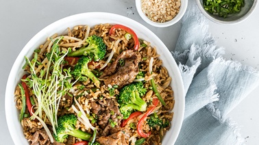 Riz frit aux tranches de bœuf fines et au brocoli avec sauce soya sucrée et sésame