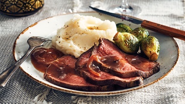 Spiced Roast Beef with Brussels Sprouts and Red Wine Sauce by RICARDO