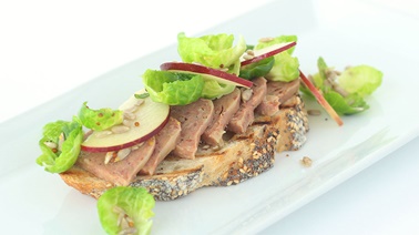Pain croustillant, rillettes de foie gras et salade de chou avec vinaigrette aux graines de tournesol