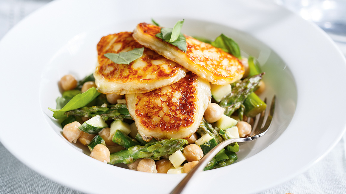 Asparagus and Chickpea Salad with Grilled Halloumi Cheese by Ricardo