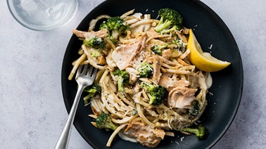 Spaghetti au thon, brocoli et amandes