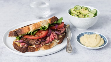 Sandwich BLT (bavette, laitue, tomate) et aïoli au parmesan