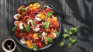 Salade de tomates aux bocconcinis et au basilic