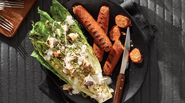 Saucisses végétariennes et romaine grillées avec vinaigrette de style ranch