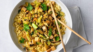 Sauté asiatique aux feuilles de chou fleur et tofu - Recette de la Tablée des Chefs