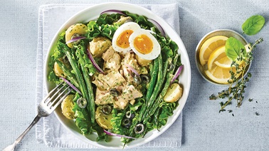 Salade niçoise aux œufs mollets et vinaigrette aux herbes par TOUGO
