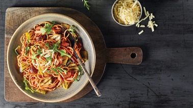 Spaghettinis garnis aux saucisses piquantes et aux légumes grillés