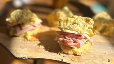 Scone-wich au cheddar et à l’oignon vert, deux façons par Anne-Marie Withenshaw