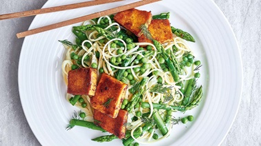 Salade de pâtes aux légumes verts et tofu barbecue par Ricardo