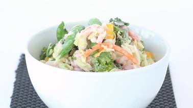 Salade de crevettes asiatique, vinaigrette crémeuse au gingembre et au sésame