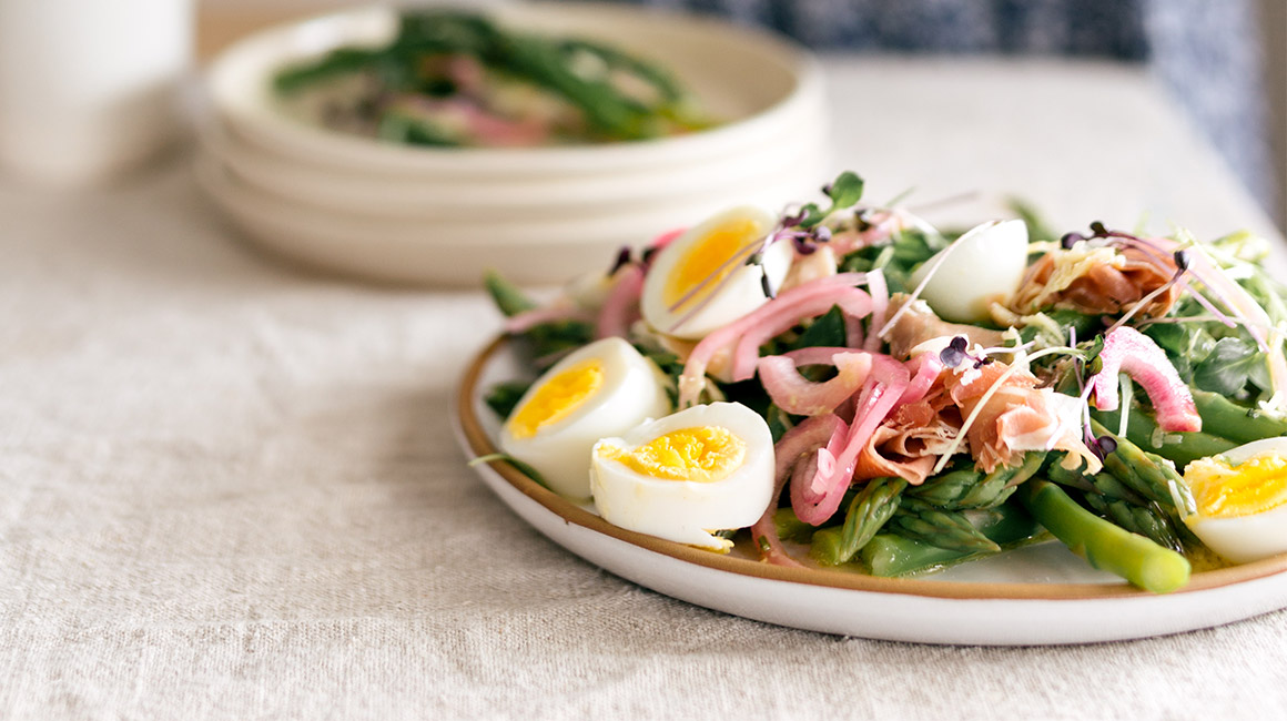 Salade d’asperges, œufs coulants 