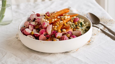 Salade de carottes et de radis rôtis & croûtons de pois chiches croustillants par Trois fois par jour
