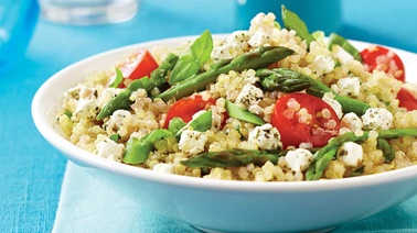 Salade de quinoa aux asperges, aux tomates et au fromage de chèvre