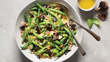 Salade de sarrasin, haricots verts, ail noir et vinaigrette acidulée