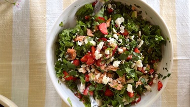 Salade de saumon fumé, fraises, feta et vinaigrette à l’érable de Trois fois par jour