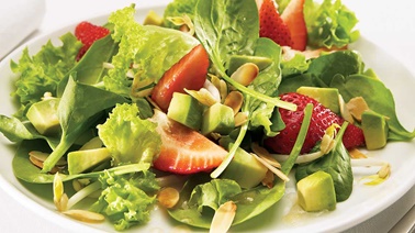 Salade d’été aux deux laitues et aux fraises