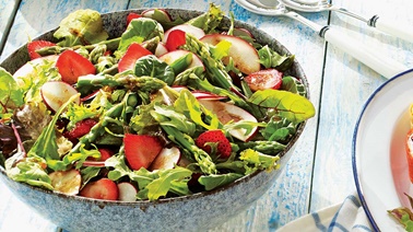 Salade estivale aux fraises, aux asperges et aux radis