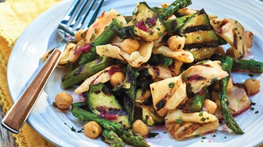 Salade de légumes grillés et de pain naan