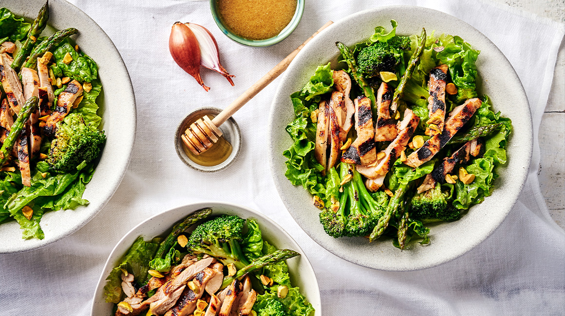 Chicken and green vegetable salad with honey and shallot