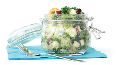 Salade de quinoa, de brocoli avec mélange de noix et de fruits séchés