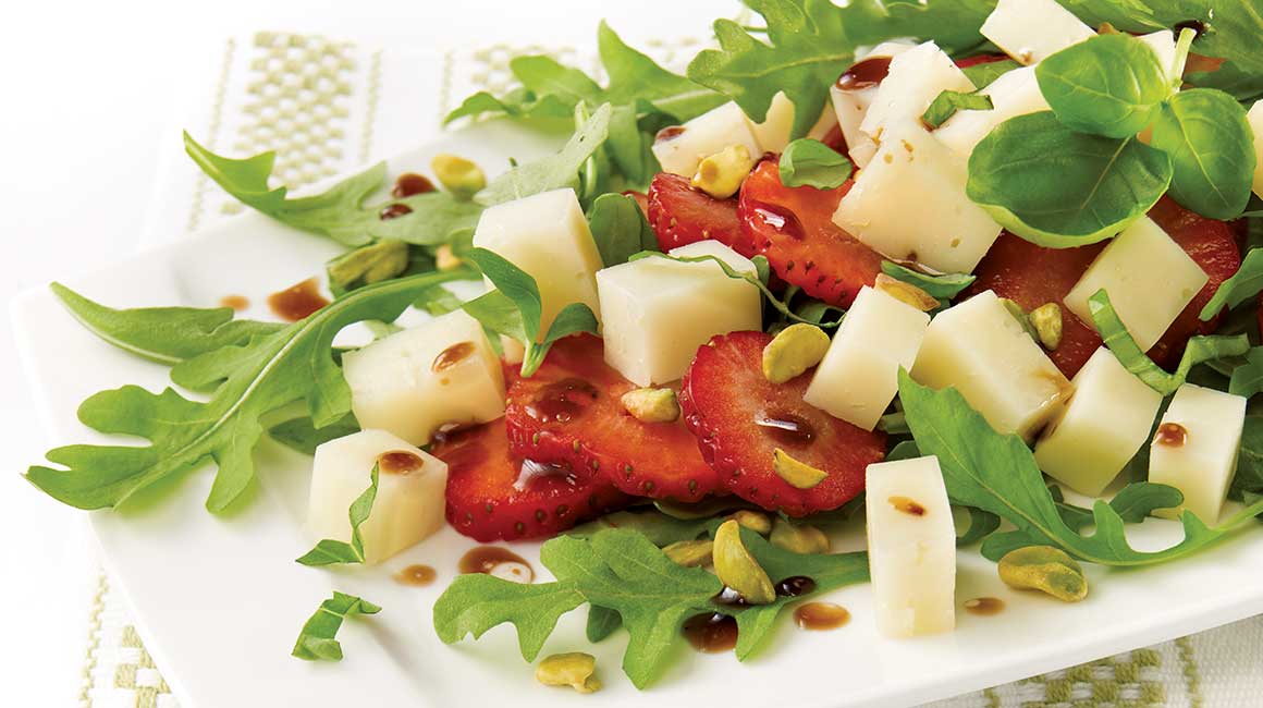 Salade de roquette, fraises et tomme de brebis de Charlevoix