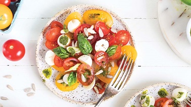 Salade de tomates multicolores, de bocconcinis et de pesto du jardin