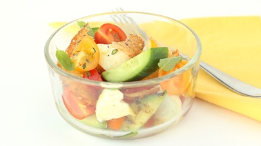 Salade de tomates, de mozzarella et de concombre grillé, et croustilles de pain multigrain