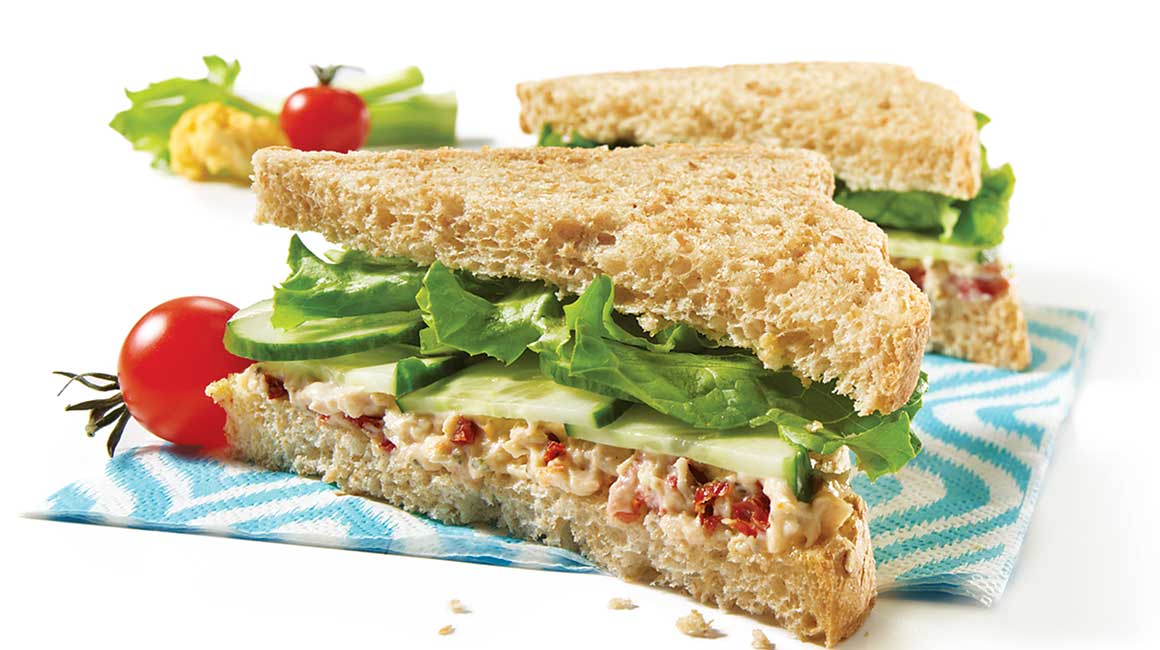 Sandwichs à la salade de poulet et aux tomates séchées