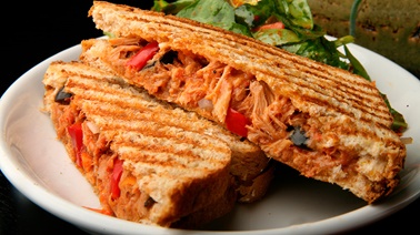 Sandwich au thon et aux tomates séchées