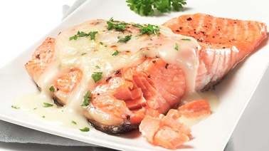 Salmon with béchamel cheese sauce