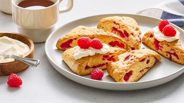 Scones au fromage à la crème et aux framboises