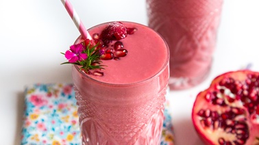 Smoothie au thé fruité, aux fraises, aux framboises et à la grenade