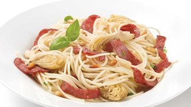 Spaghettinis aux artichauts, aux noix de pin et au salami