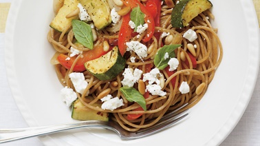 Spaghettis de blé entier aux légumes grillés et à la feta par RICARDO