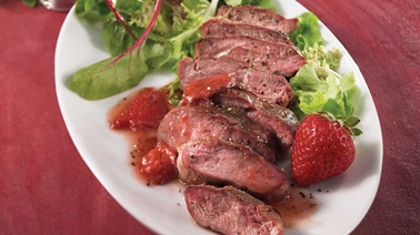 Suprêmes de canard barbecue, sauce aux fraises