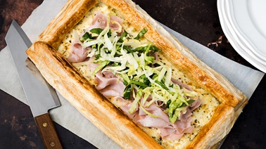 Tarte feuilletée ricotta-jambon et salade d’épinards