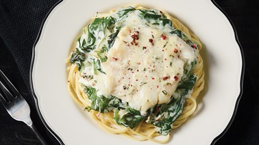 Turbot en sauce crémeuse aux épinards servi avec linguine