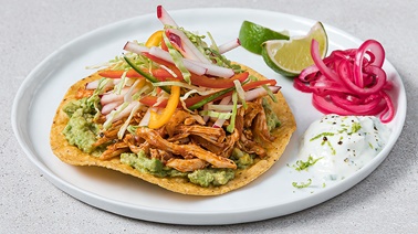 Tostadas de poulet avocat et lime avec chou croquant à la pomme