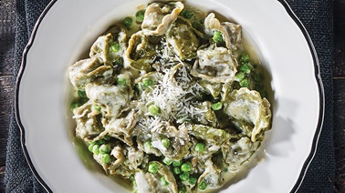 Creamy spinach tortellini with peas