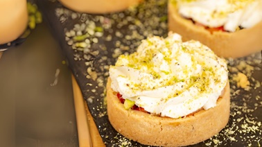 Tartelettes à l’aloe vera, aux fraises et à la crème chantilly par Michael Ho