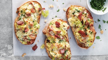 Tartines au bacon, aux poireaux et au fromage