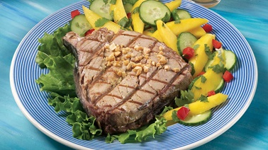 Tuna steak on mango salad