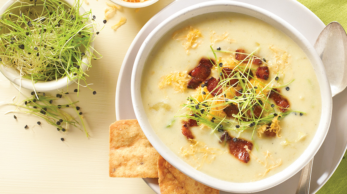 Velouté de pommes de terre et lardons avec pousses de ciboulette à l'ail