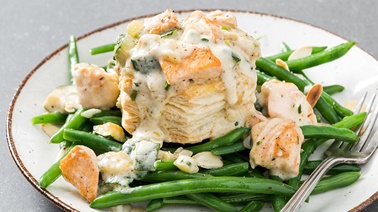 Vol-au-vent saumon et courgettes à la sauce Alfredo sur salade de haricots et d’amandes